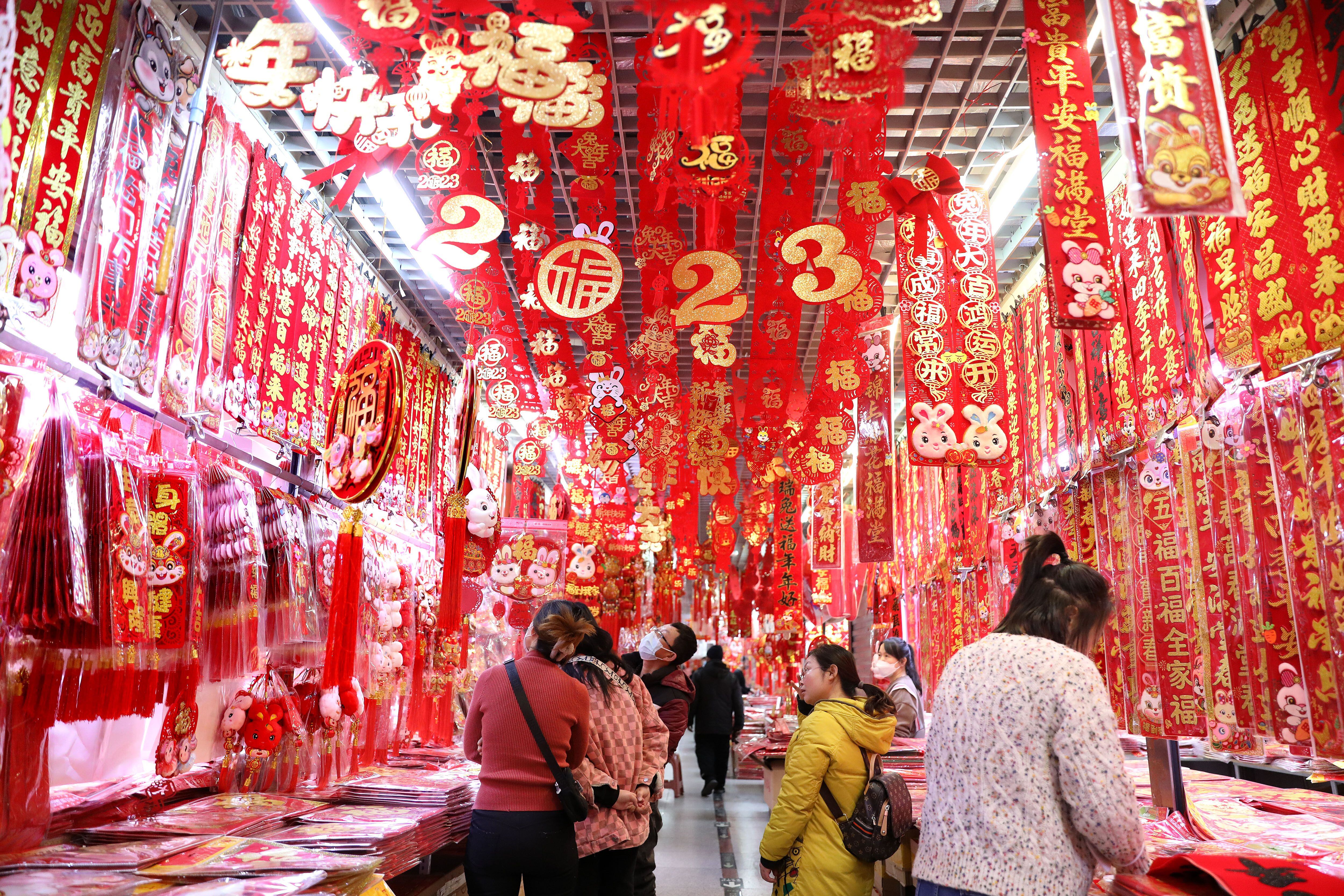 Clientes realizan compras en un mercado, en Shenyang, en la provincia de Liaoning, en el noreste de China, el 11 de enero de 2023. Los mercados de todo el país se encuentran llenos de vitalidad a medida que se acerca el Festival de la Primavera. Foto: Xinhua/Yao Jianfeng