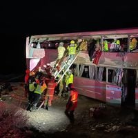 Al menos un fallecido y 40 lesionados deja volcamiento de bus de turistas en San Pedro de Atacama
