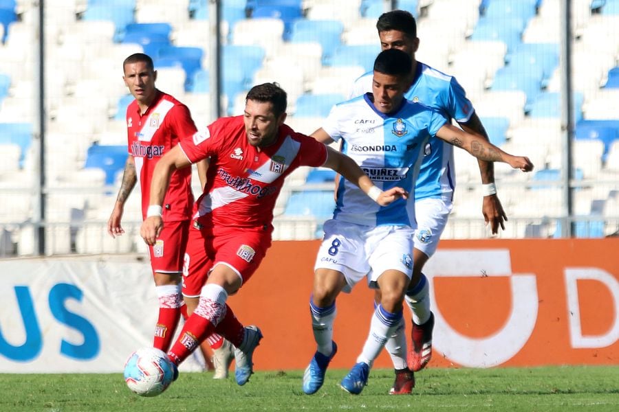 José Rojas domina el balón ante la marca de Marco Collao. (Foto: Agencia Uno).