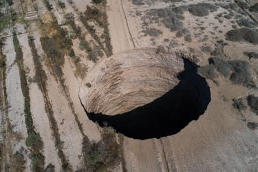 Un acuífero y las viviendas en Tierra Amarilla: las preocupaciones del Gobierno tras la aparición de un socavón en una zona minera