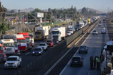 Paro camioneros: gobierno informa de 46 puntos con transportistas en la berma 