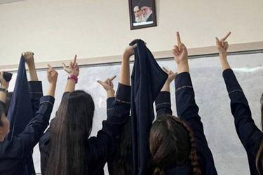 Protestas en Irán : mujeres increpan a profesores en colegios y universidades