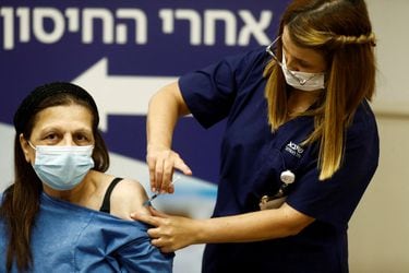 Estudio en Israel sugiere que cuarta dosis no bloquea a Ómicron