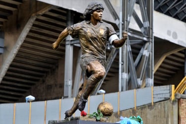 Nápoli quita estatua de Maradona de su estadio y se la devuelve al artista que la creó