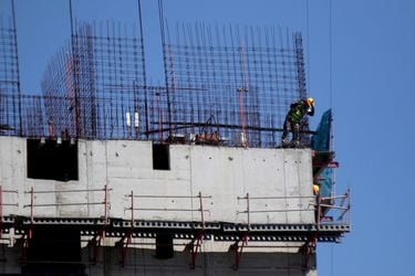 ¿Un mejor 2023 para constructoras e inmobiliarias? Paz, Salfacorp y Manquehue entre las acciones más rentables de febrero