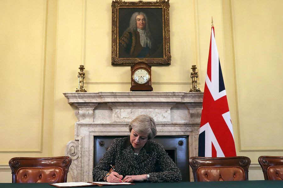 Theresa May firma su renuncia