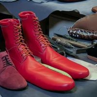 Zapatos talla 75: el invento de un zapatero para mantener su oficio y la distancia social
