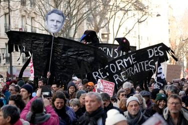 Francia vive nueva oleada de huelgas contra la reforma de las pensiones de Macron