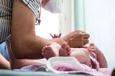 La pandemia puede afectar el desarrollo del cerebro de los bebés y puede provocar cicatrices en los riñones, según dos nuevos estudios