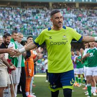 Plantel del Betis rinde homenaje a Claudio Bravo en su despedida del club