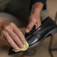 Paso a paso: cómo lustrar tus zapatos de cuero liso