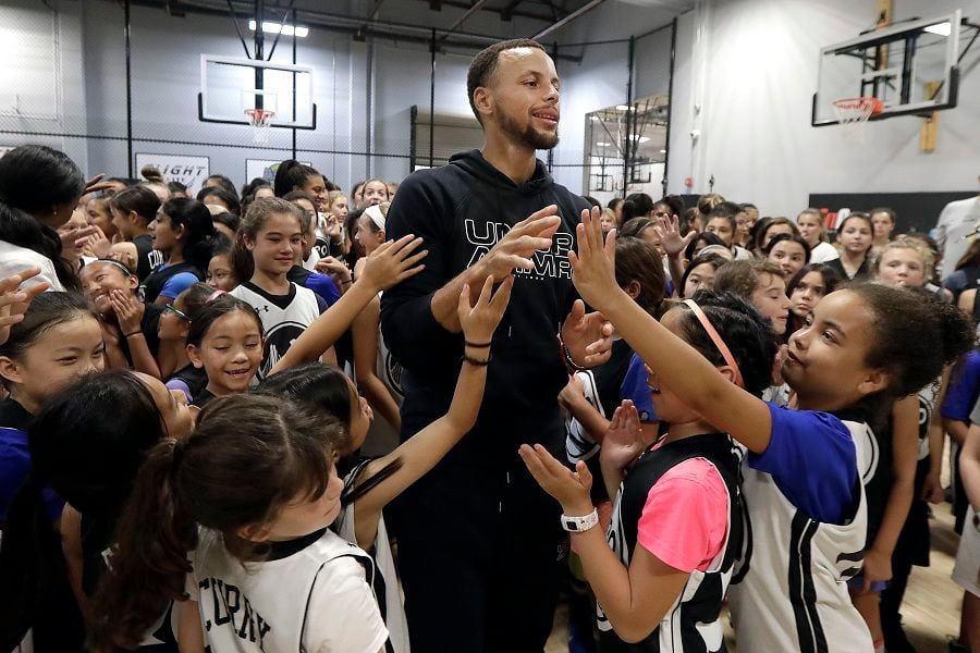 Steph Curry, estrella de la NBA, a Under Armour también venda sus a niñas - La Tercera