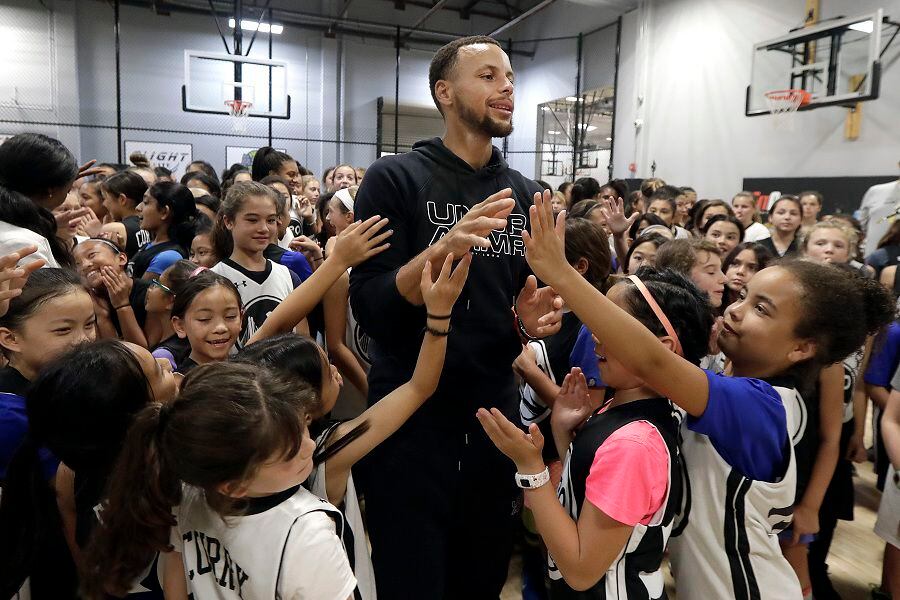 FALSO provocar La playa Steph Curry, estrella de la NBA, pide a Under Armour que también venda sus  zapatillas a niñas - La Tercera