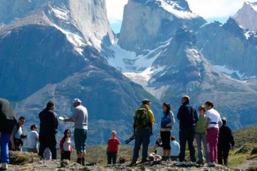 turistas-torres-del-paine-e1423707650844