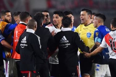 Un arbitraje con polémicas y errores de Roberto Tobar sentencian a River Plate en la Copa Libertadores
