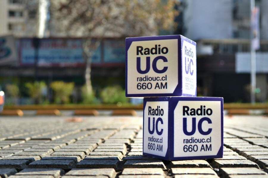 Universidad Católica pone en venta frecuencia AM de Radio UC La Tercera