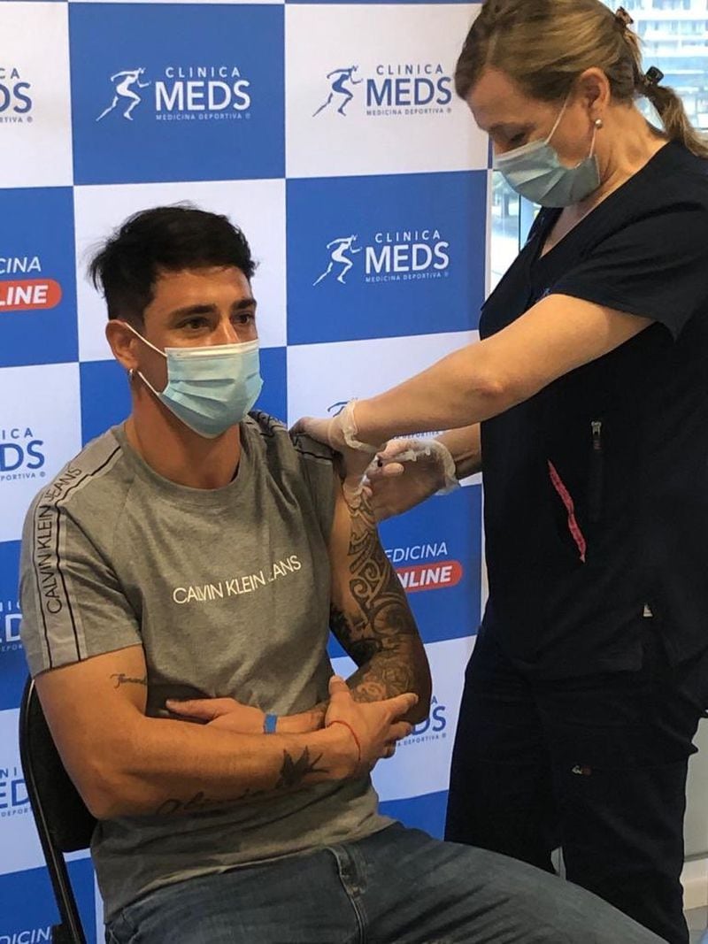 El delantero cruzado Fernando Zampedri también se inoculó con la primera dosis de la vacuna contra el coronavirus.