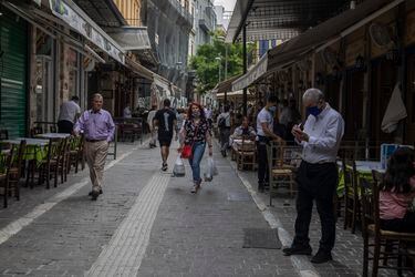 Grecia impone multas para personas mayores de 60 años que no estén vacunadas