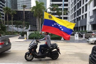 Un cabildo en el exilio respalda a Guaidó en Miami como presidente "legítimo"