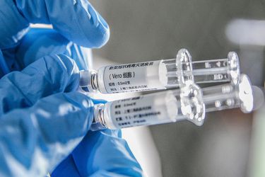 Vacuna Covid: Las gestiones de la UC en el Congreso para rebajar a 4 años la responsabilidad con quienes participen en ensayos