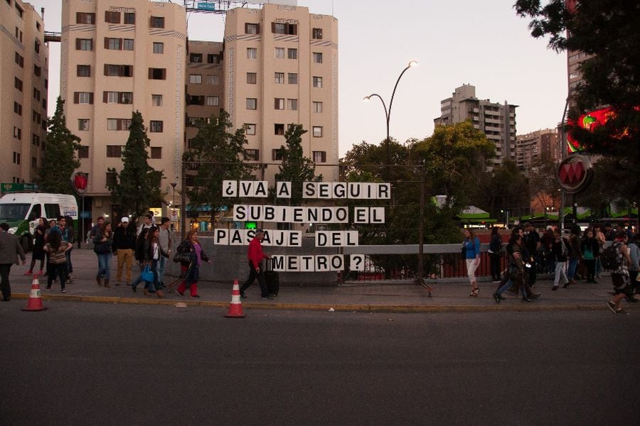 ¿Qué le preguntarías a tu gobierno? - ¿Va a seguir subiendo el pasaje del metro? Plaza Italia, Santiago, Abril 2016. Crédito Foto: Pablo Guerrero