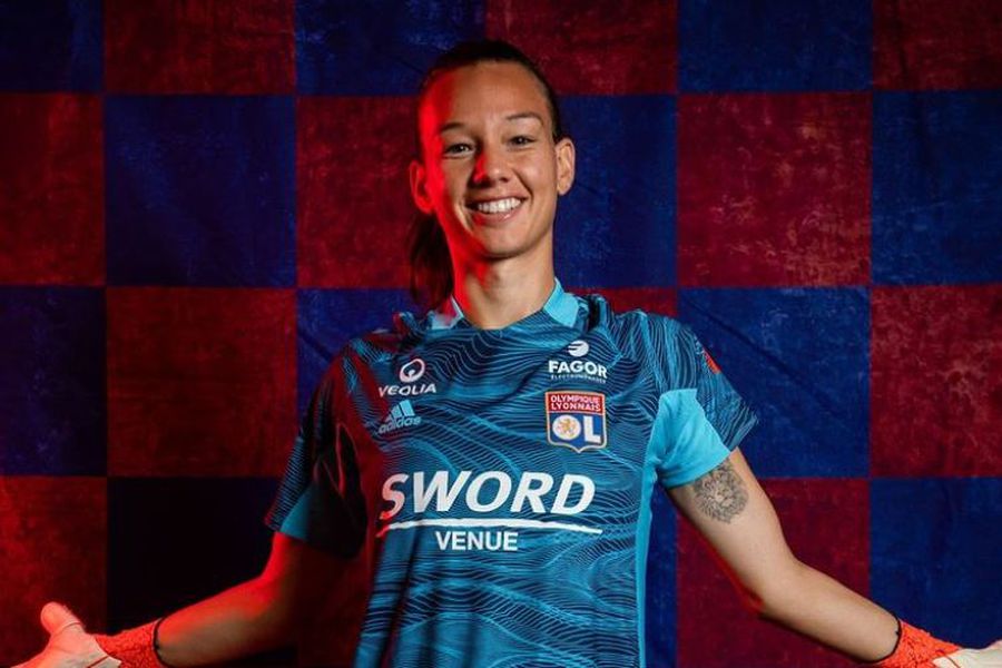 Christiane Endler posa con la camiseta del Lyon.