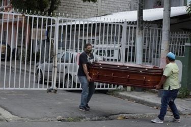 Coronavirus en Ecuador: el drama de Guayaquil, que tiene más muertos por Covid-19 que países enteros y lucha a contrarreloj para darles un entierro digno