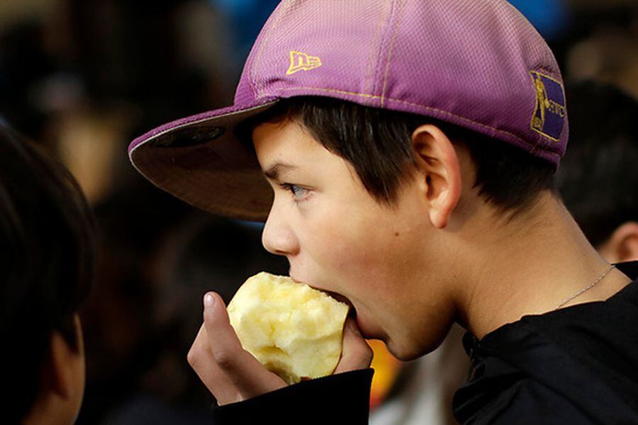 Estudiante comiendo