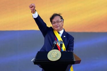 Petro jura como primer presidente de izquierda en Colombia y pide a grupos armados ilegales dejar las armas para lograr la paz
