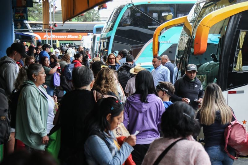 Autoridades participan en una fiscalización a buses interurbanos en el Terminal Sur de Estación Central. Foto: Jesús Martínez / Agencia Uno.