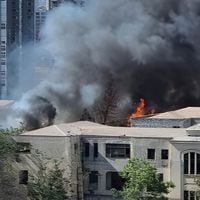 Voraz incendio en dependencias de Hospital Barros Luco se propaga a viviendas cercanas
