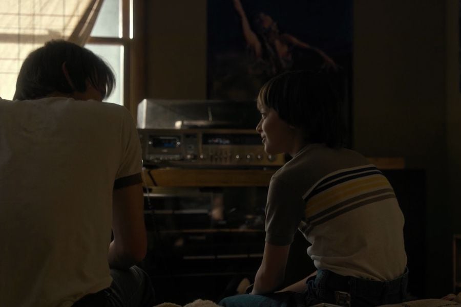 Stranger_Things_1x02_–_Jonathan_and_Will_Listen_to_Music