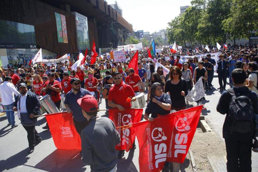 Paro general convocado por la CUT avanza hacia su segundo día La Tercera
