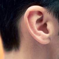 Baja el volumen: los jóvenes están perdiendo dramáticamente la audición (pero así podemos evitarlo)