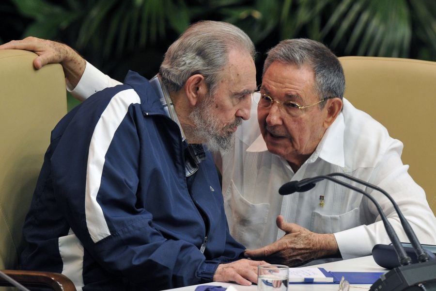 Video: El mensaje en que Raúl Castro anuncia la muerte de su hermano Fidel por televisión - La Tercera