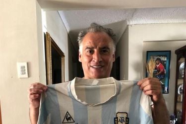 Fabián Estay entra al mundo de las subastas con dos tesoros: una camiseta de Maradona y las casaquillas más emblemáticas de su carrera