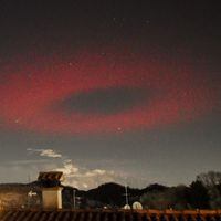 Un inquietante halo de luz roja parpadeó en el cielo como un ovni: ¿qué es este fenómeno?