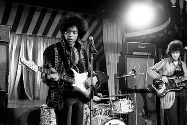 Jimi-Hendrix-performing-1967 (1)