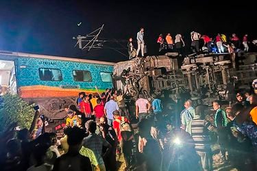 Descarrilamiento de dos trenes de pasajeros en India deja al menos 50 muertos 