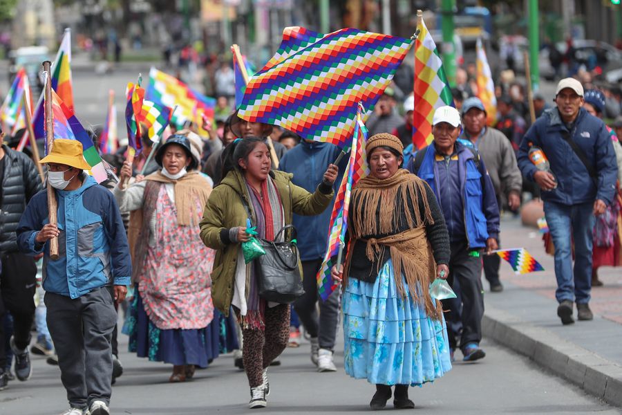Indígenas recuerdan a Evo Morales con una marcha de banderas en Bolivia