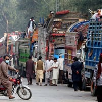Pakistán deporta a Afganistán a cerca de 100 inmigrantes afganos