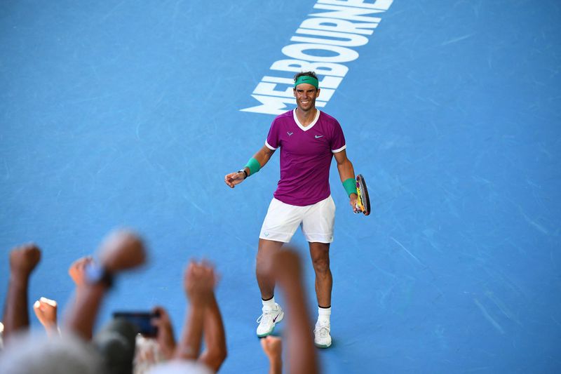 Rafael Nadal celebra el triunfo contra Denis Shapovalov en los cuartos de final del Abierto de Australia.