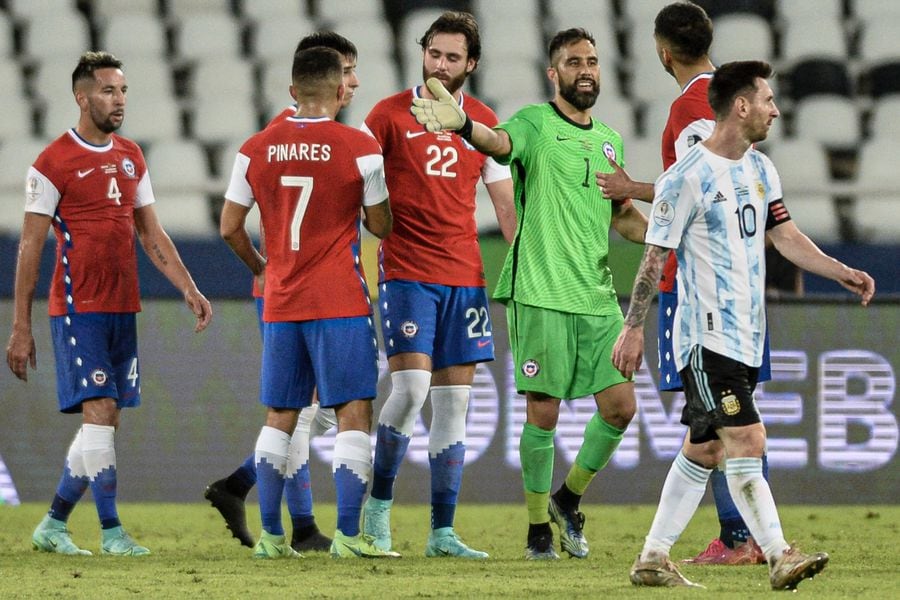Chile aguantó los embates de Argentina y rescató un punto en su debut en la Copa América.