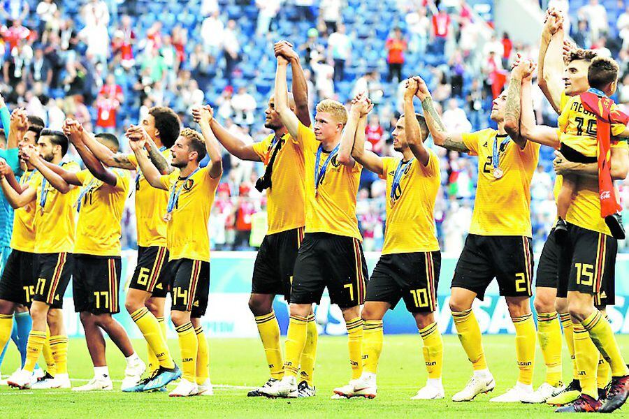 Belgium players salute the fans after defea (42423858)