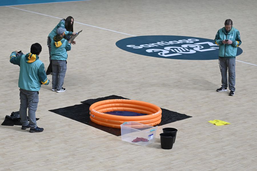 Una piscina inflable para combatir las goteras en el polideportivo de Viña del Mar.