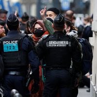Policía de Francia irrumpe en edificio de la Sciences Po de París para desalojar a manifestantes propalestinos