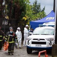 Incendio que consumió dos viviendas y una capilla dejó dos víctimas fatales en Renca