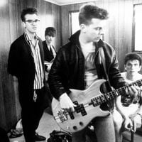 Andy Rourke, el silencioso genio del bajo que definió a The Smiths y cuya muerte golpea a una generación