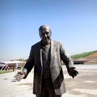 Ministro de Vivienda anuncia que estatua de Renato Poblete que estaba en parque fluvial será fundida