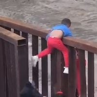 El dramático registro de niños saltando el muro fronterizo entre México y Estados Unidos